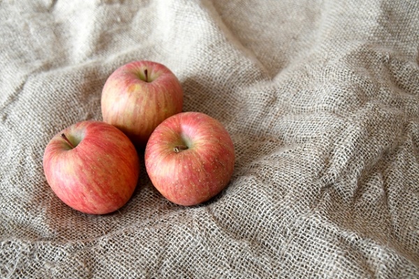 りんごの賞味期限はどのくらい？日持ちする保存方法と鮮度を保つコツを紹介